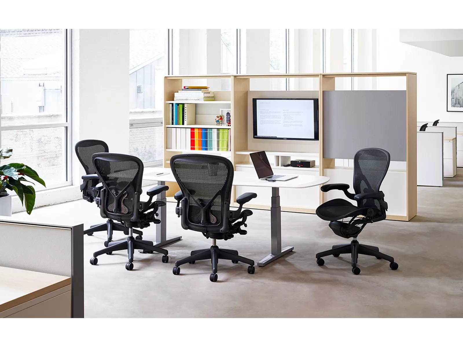 Компьютерное эргономичное кресло Aeron Classic от Herman Miller